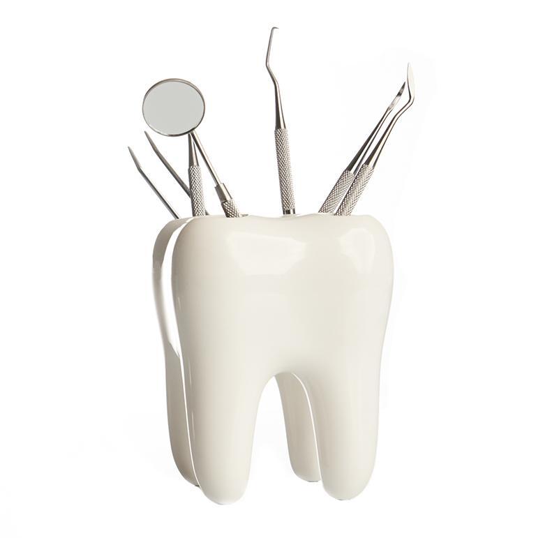 Narzędzia stomatologiczne w kubku w kształcie zęba